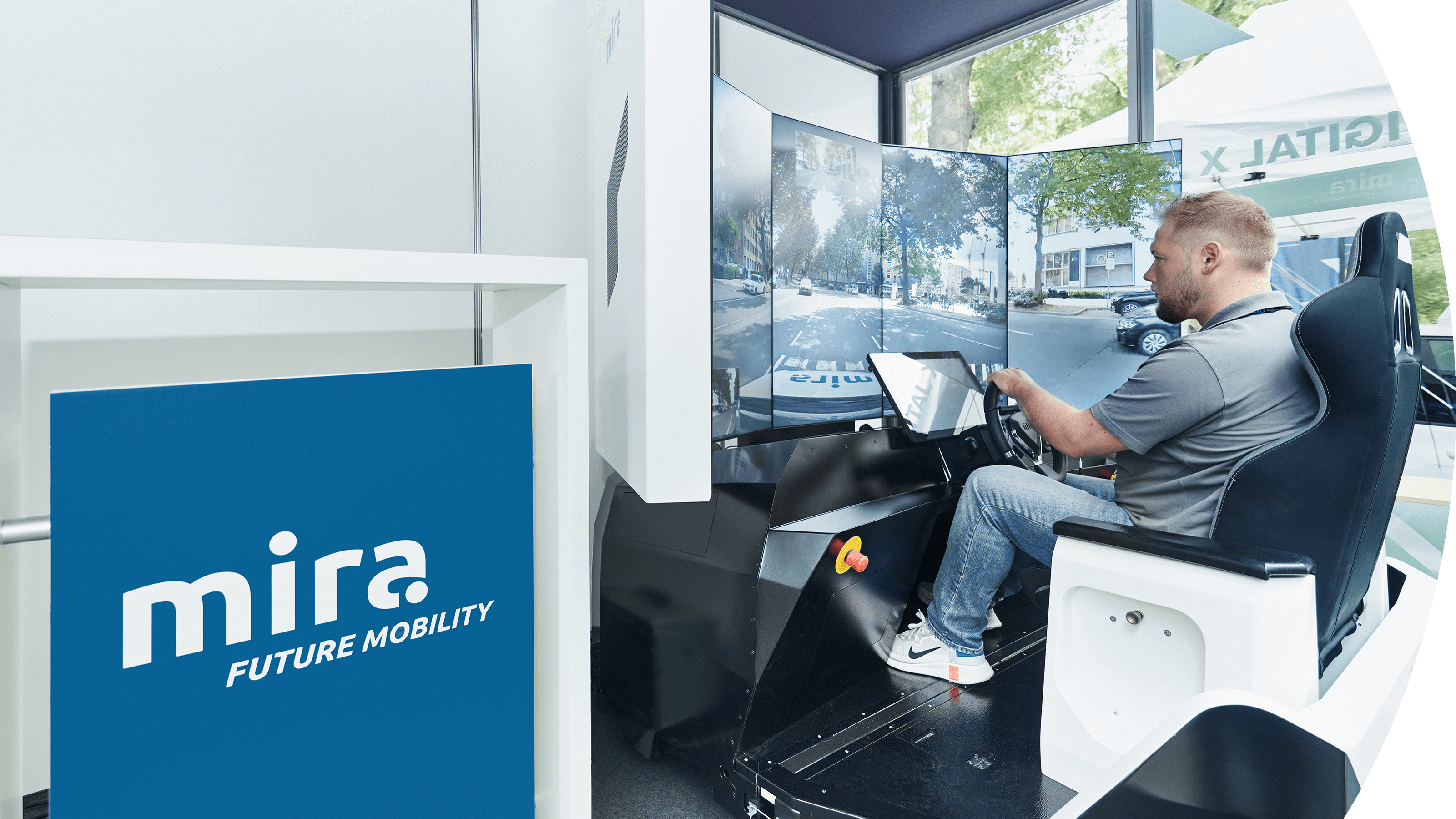 MIRA realisiert die räumliche Entkoppelung von Fahrer und Fahrzeug mittels Teleoperation. Der Teleoperator fährt das Fahrzeug direkt aus einem Fahrstand heraus.